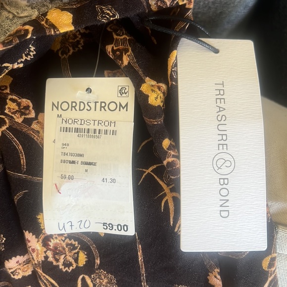 Treasure and Bond tie front top floral - Picture 7 of 7